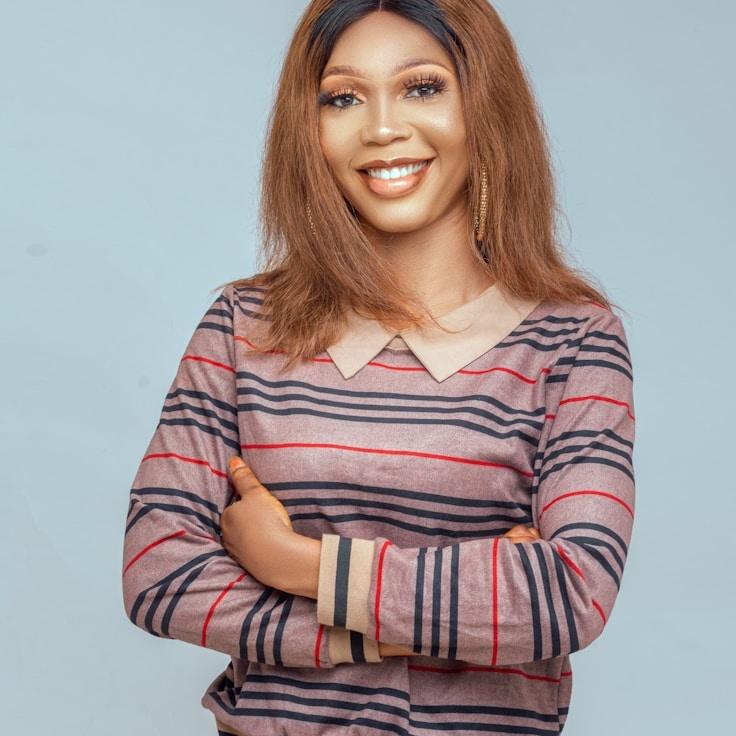 Kaveri Mehta, Lead Design Curator at GlenShoalQuiet, reviewing corporate floral arrangements